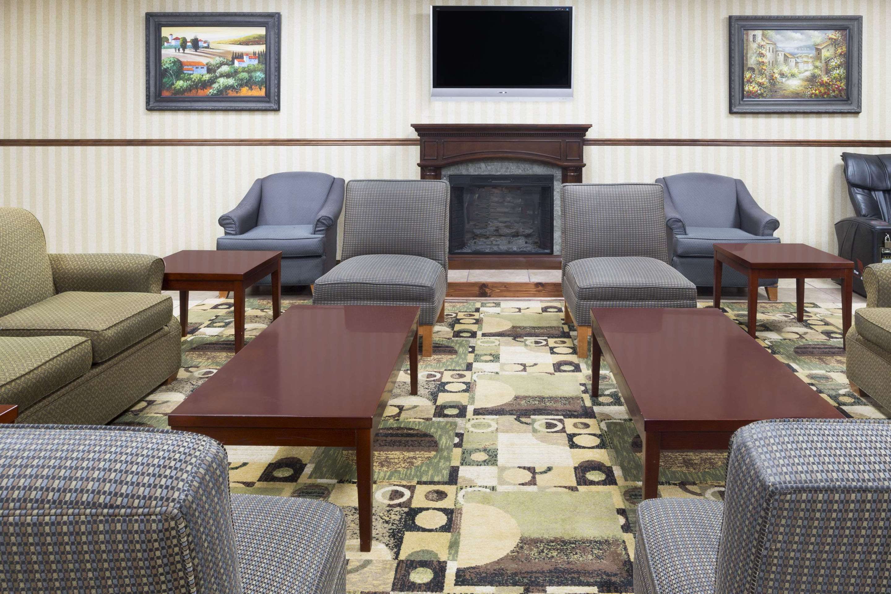 Lobby | Days Inn by Wyndham Columbus-North Fort Moore