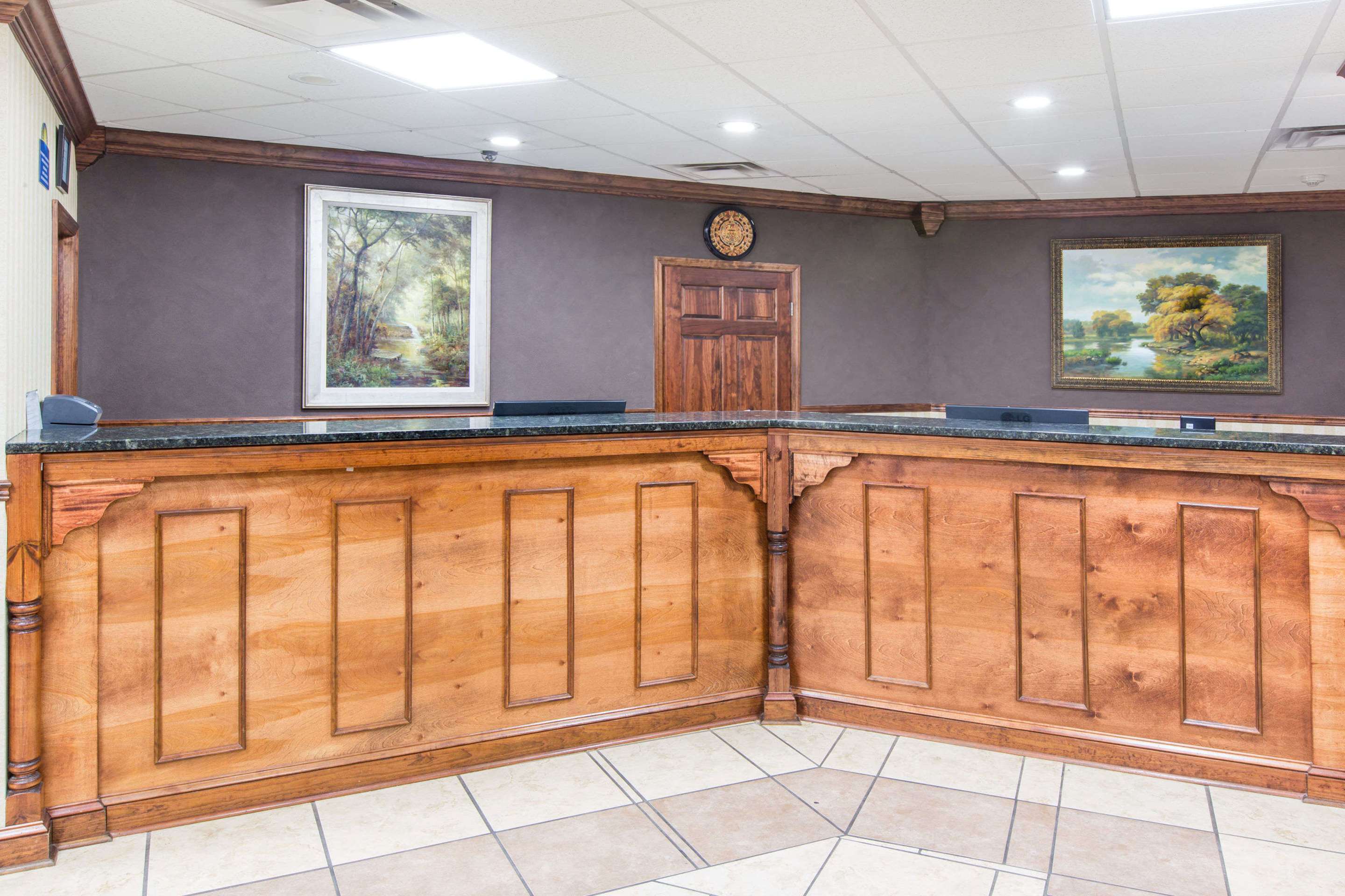 Lobby | Days Inn by Wyndham Columbus-North Fort Moore
