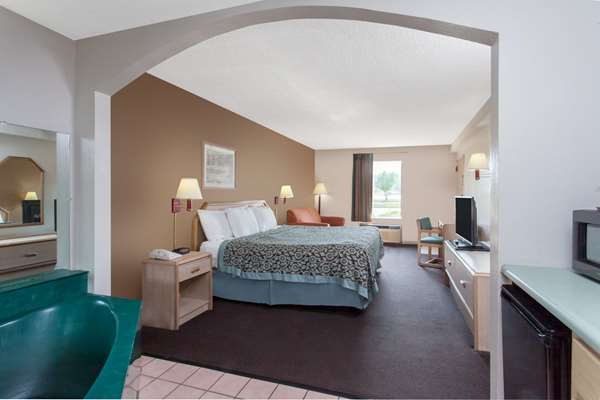 Suite - Days Inn Priceville - I-65, Exit 334