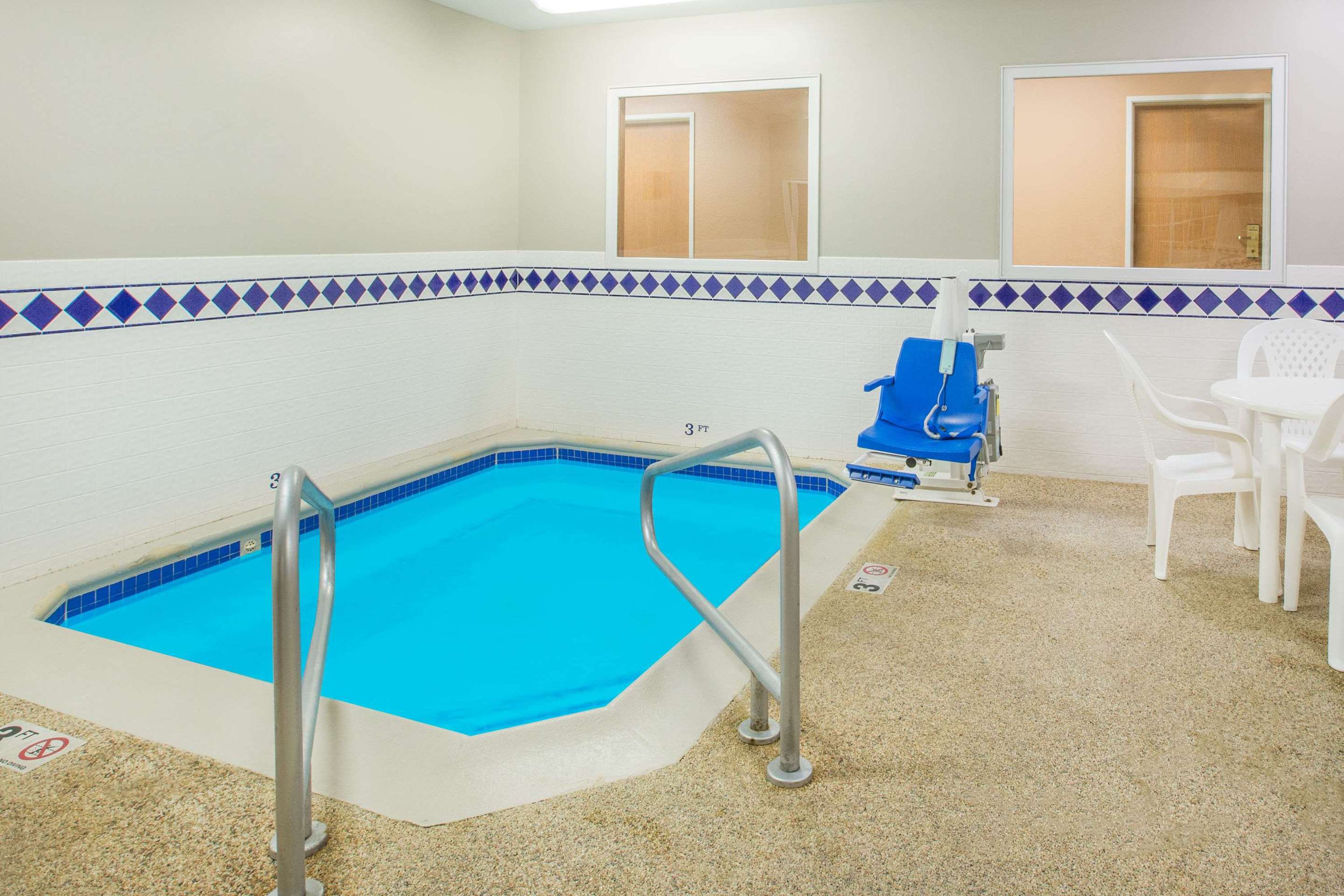 Pool | Ramada by Wyndham Spirit Lake/Okoboji