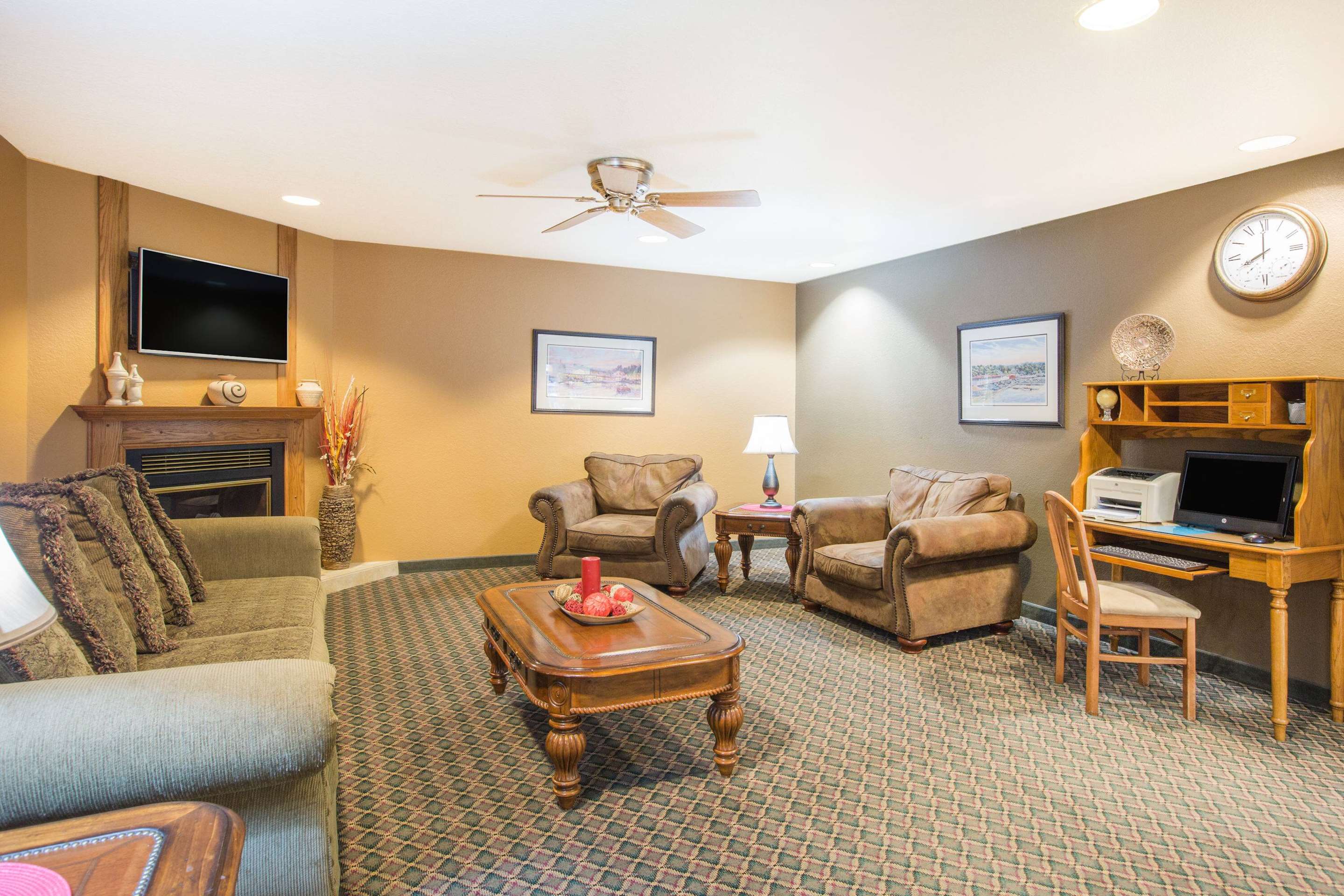 Lobby | Ramada by Wyndham Spirit Lake/Okoboji