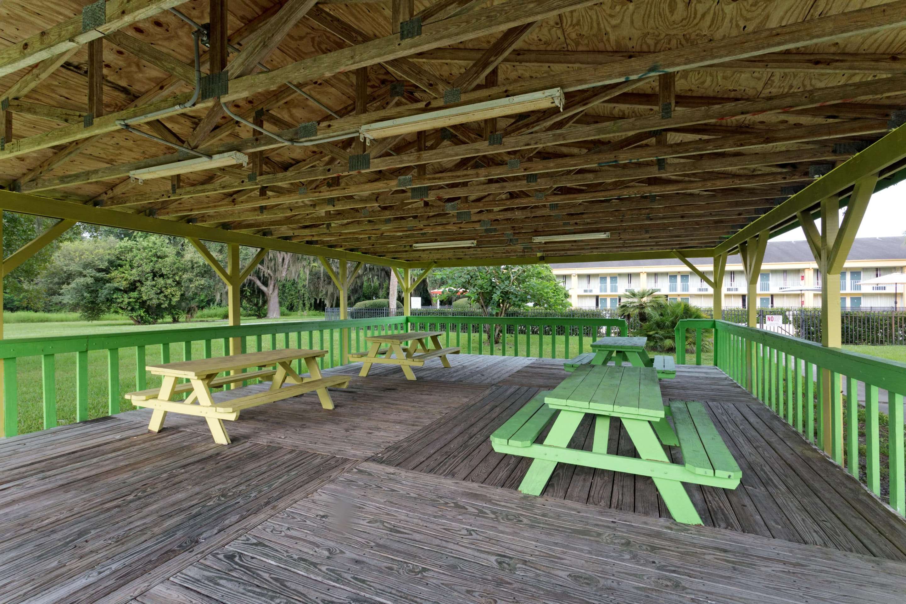 Picnic Area | Days Inn by Wyndham Crystal River