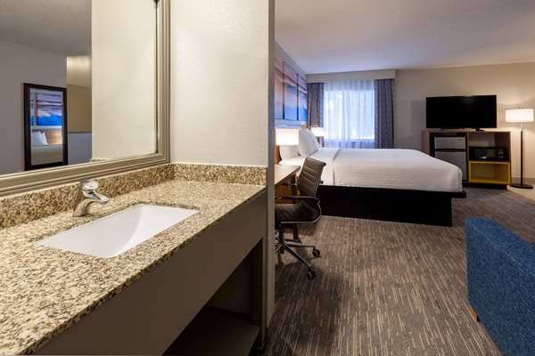 Suite - Days Inn Mount Pleasant - I-41 & I-94, Exit 333