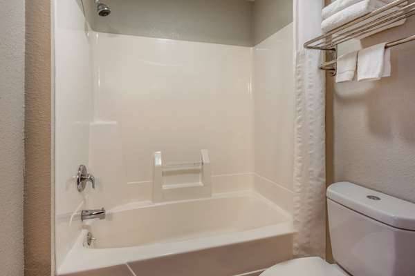  - Days Inn Mount Pleasant - I-41 & I-94, Exit 333