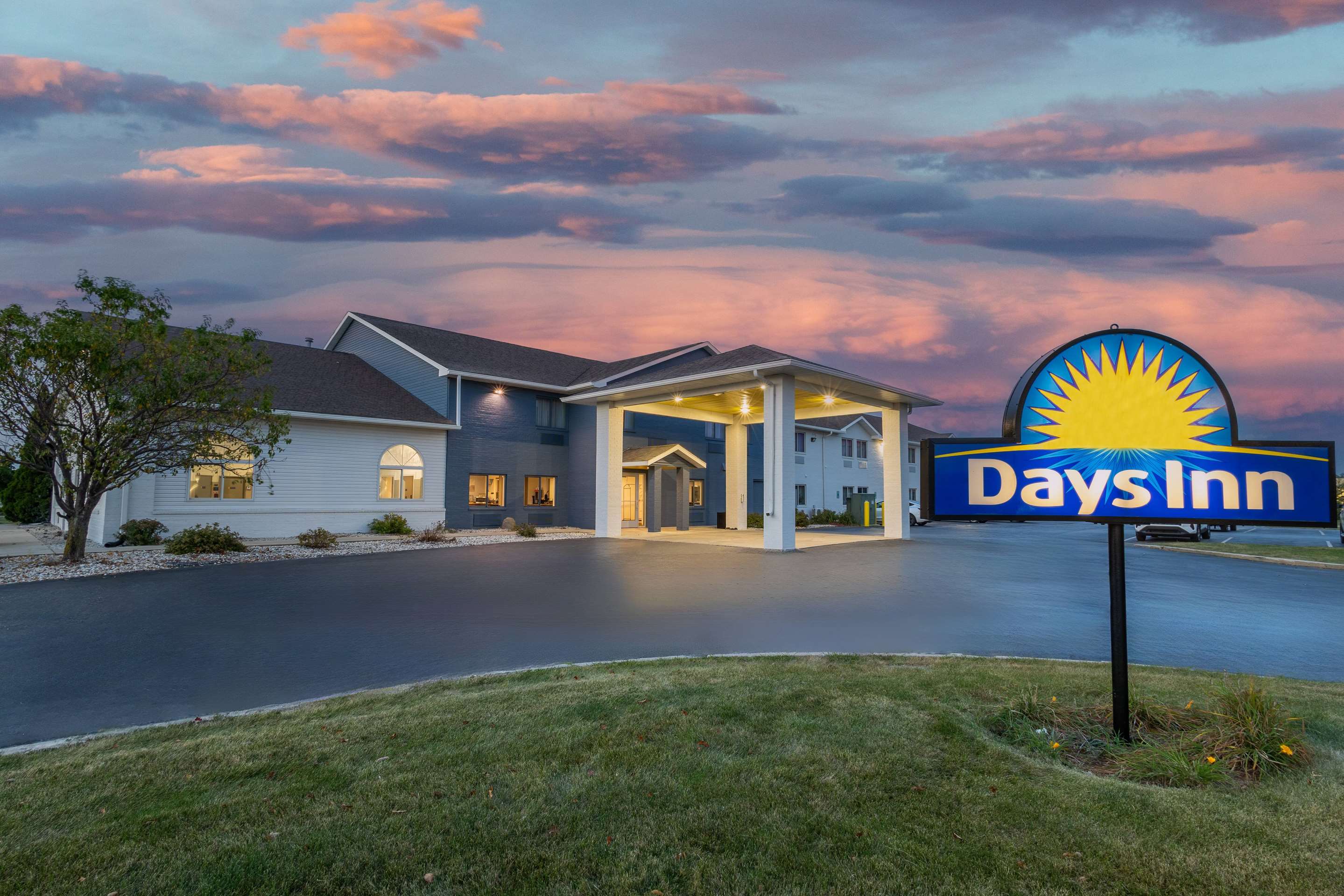 Exterior | Days Inn by Wyndham Racine/Sturtevant