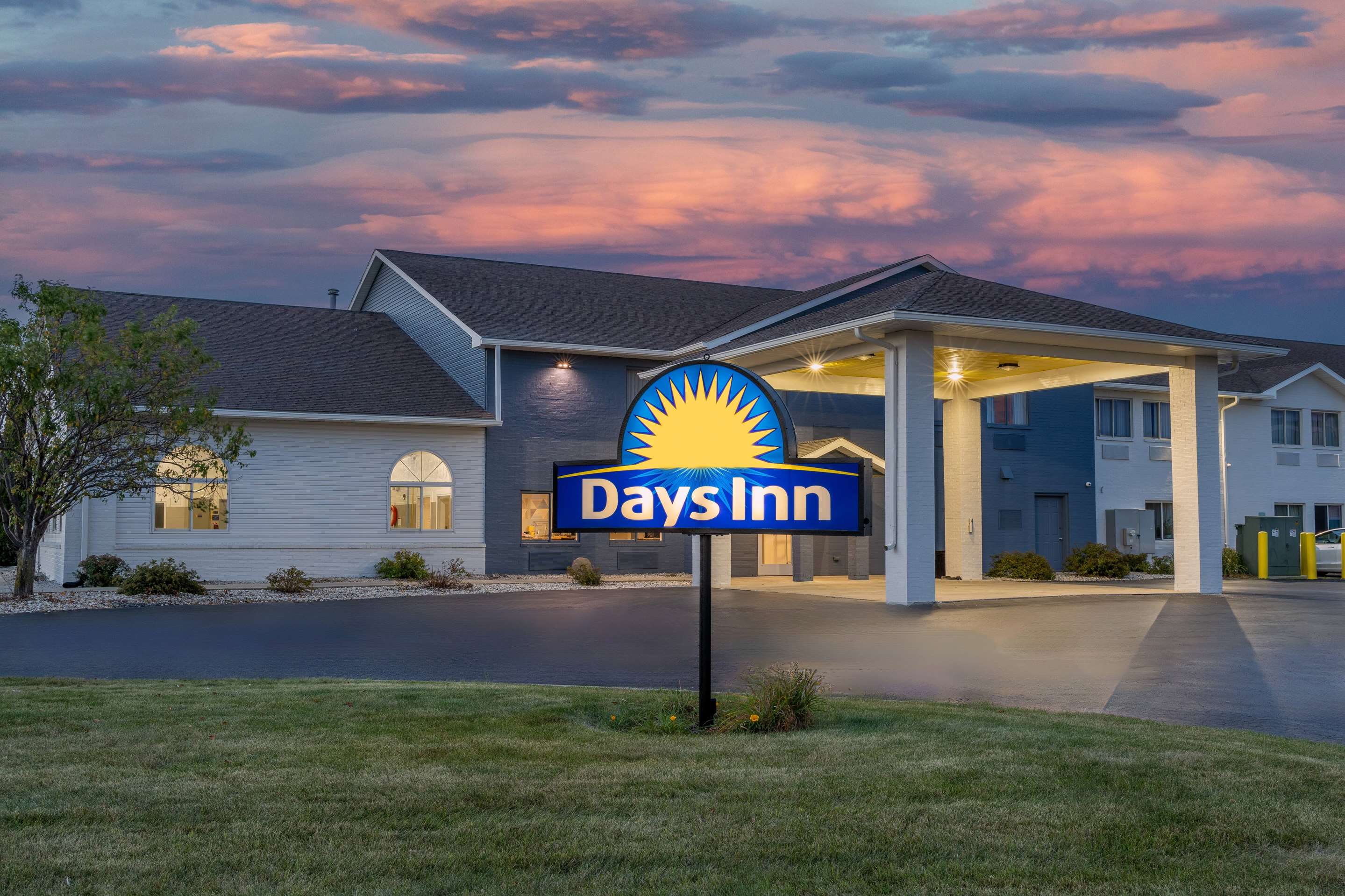 Exterior | Days Inn by Wyndham Racine/Sturtevant
