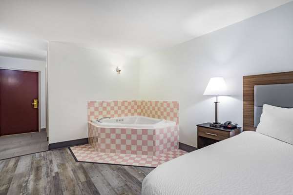 Suite - Ramada Limited Hotel Hendersonville - I-26, Exit 49
