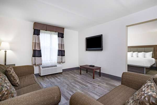 Suite - Ramada Limited Hotel Hendersonville - I-26, Exit 49