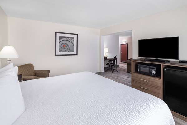 Suite - Ramada Limited Hotel Hendersonville - I-26, Exit 49