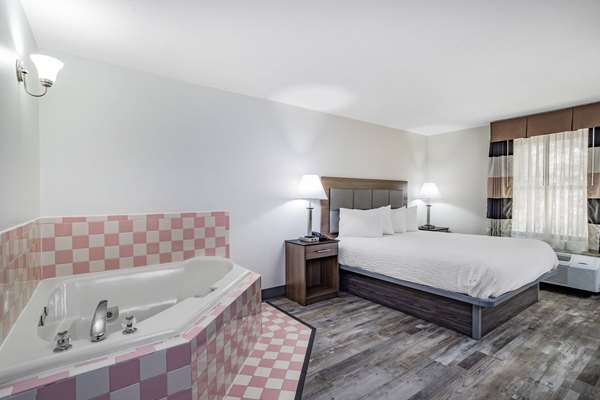 Suite - Ramada Limited Hotel Hendersonville - I-26, Exit 49