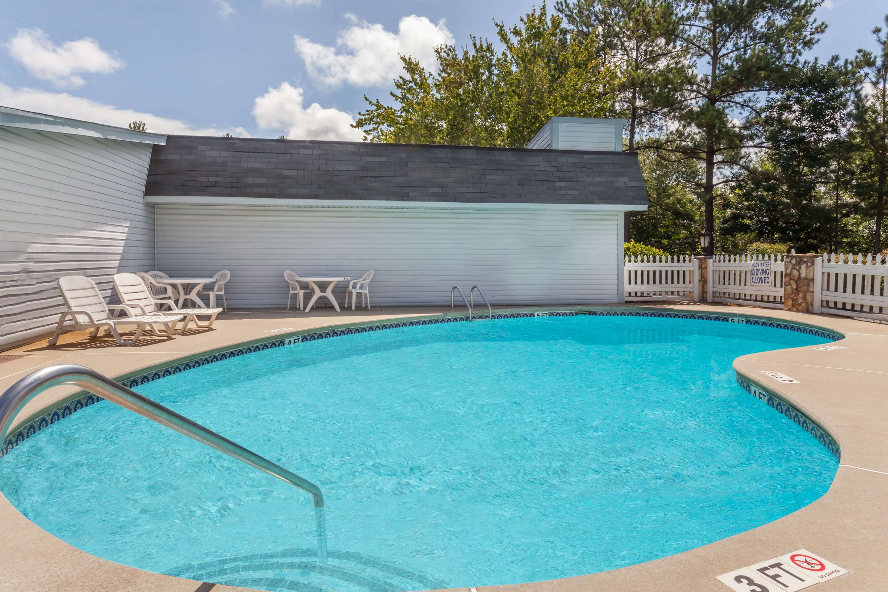Pool | Knights Inn - Columbia