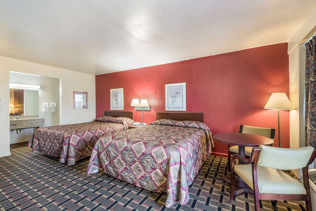 Knights Inn Cleveland-guestroom-Guest Room,On-Site.jpg