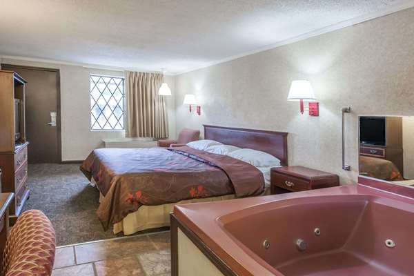 Suite - Knights Inn Farmington Hills