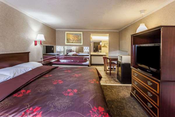 Suite - Knights Inn Farmington Hills