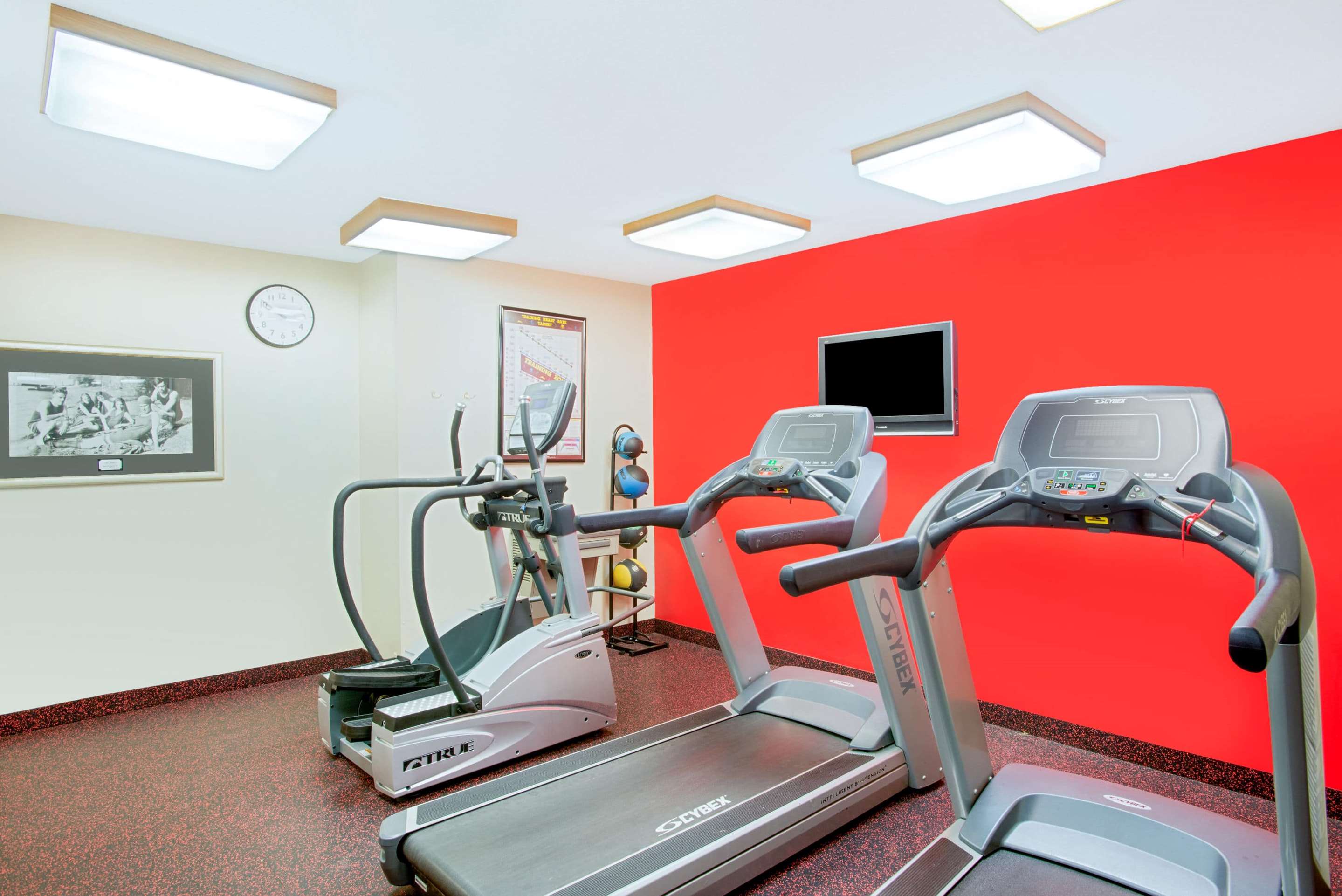 Health club fitness center gym | Ramada Plaza by Wyndham Geneva Lakefront Resort