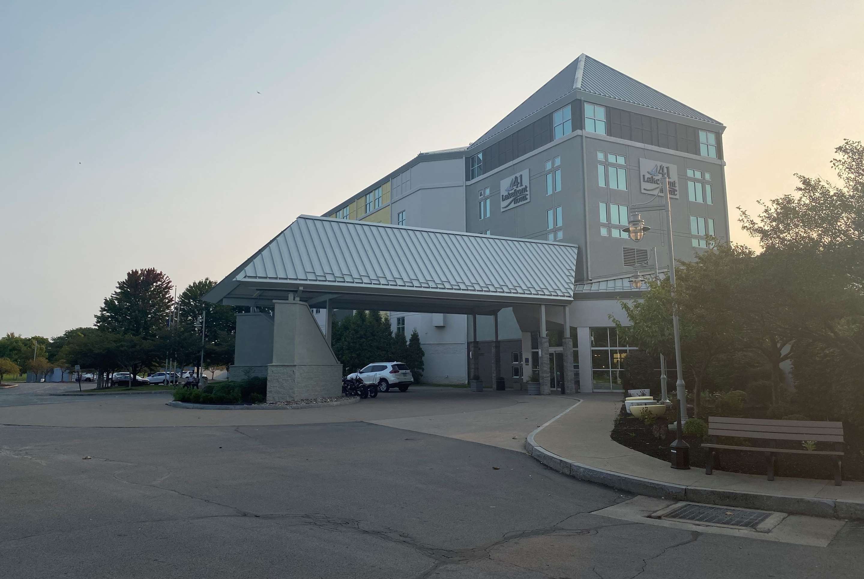 Exterior | Ramada Plaza by Wyndham Geneva Lakefront Resort