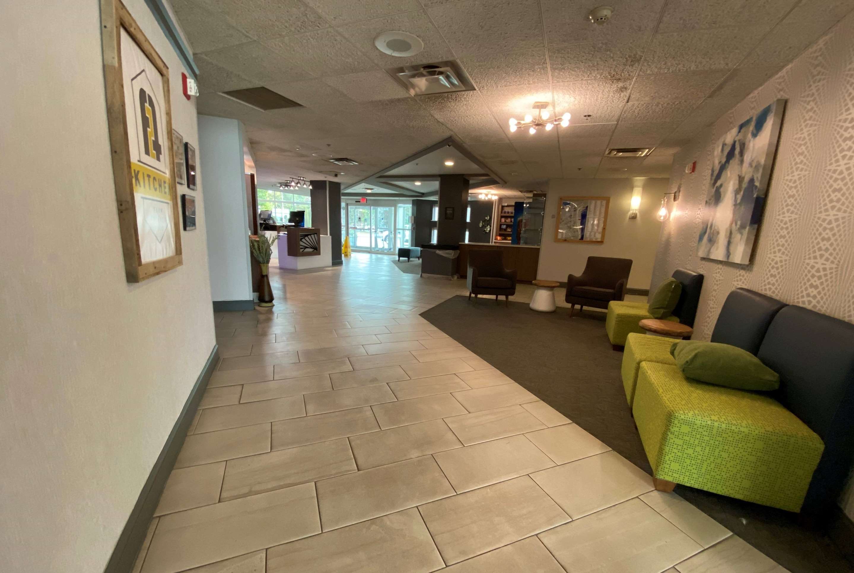 Lobby | Ramada Plaza by Wyndham Geneva Lakefront Resort
