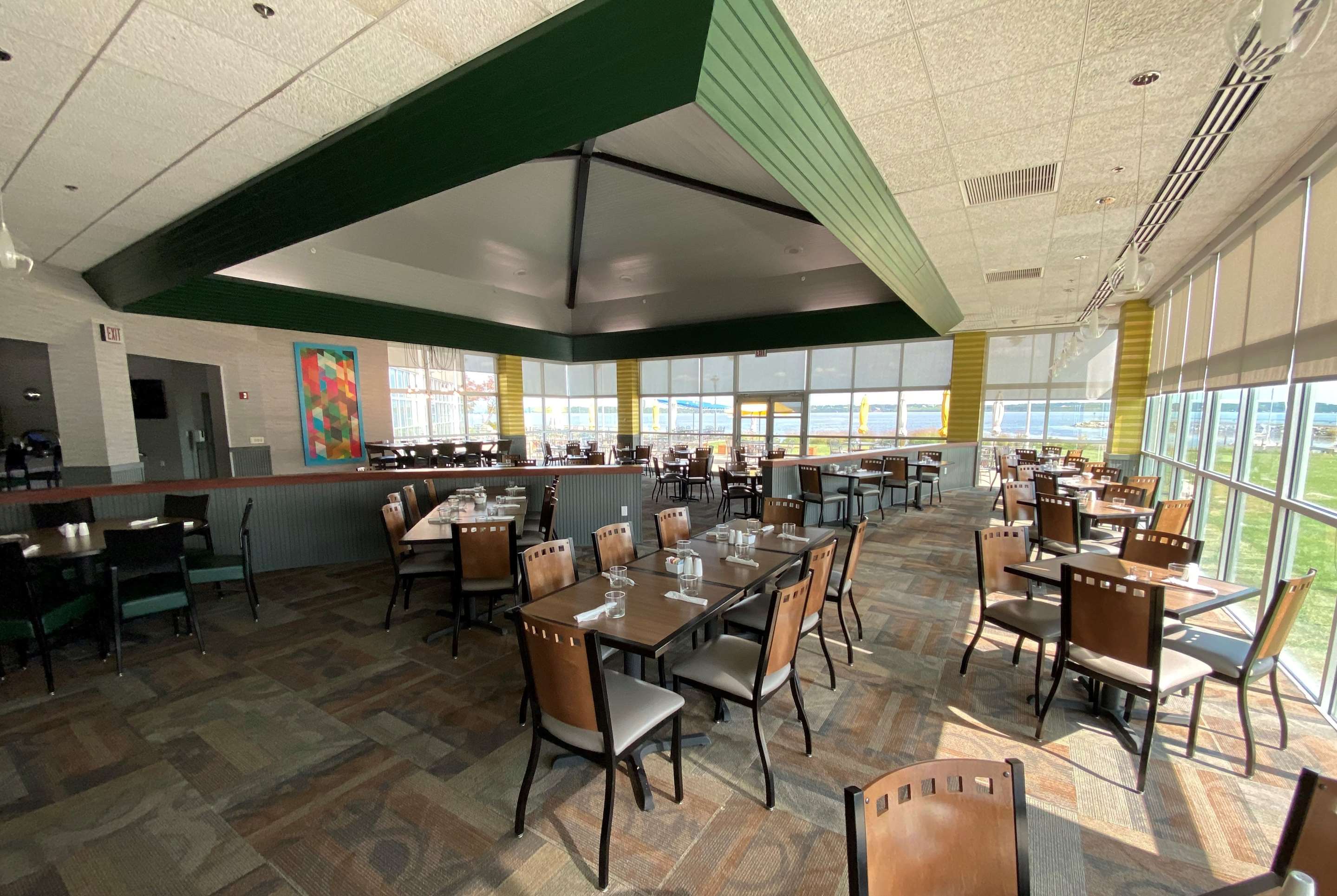 Restaurant | Ramada Plaza by Wyndham Geneva Lakefront Resort