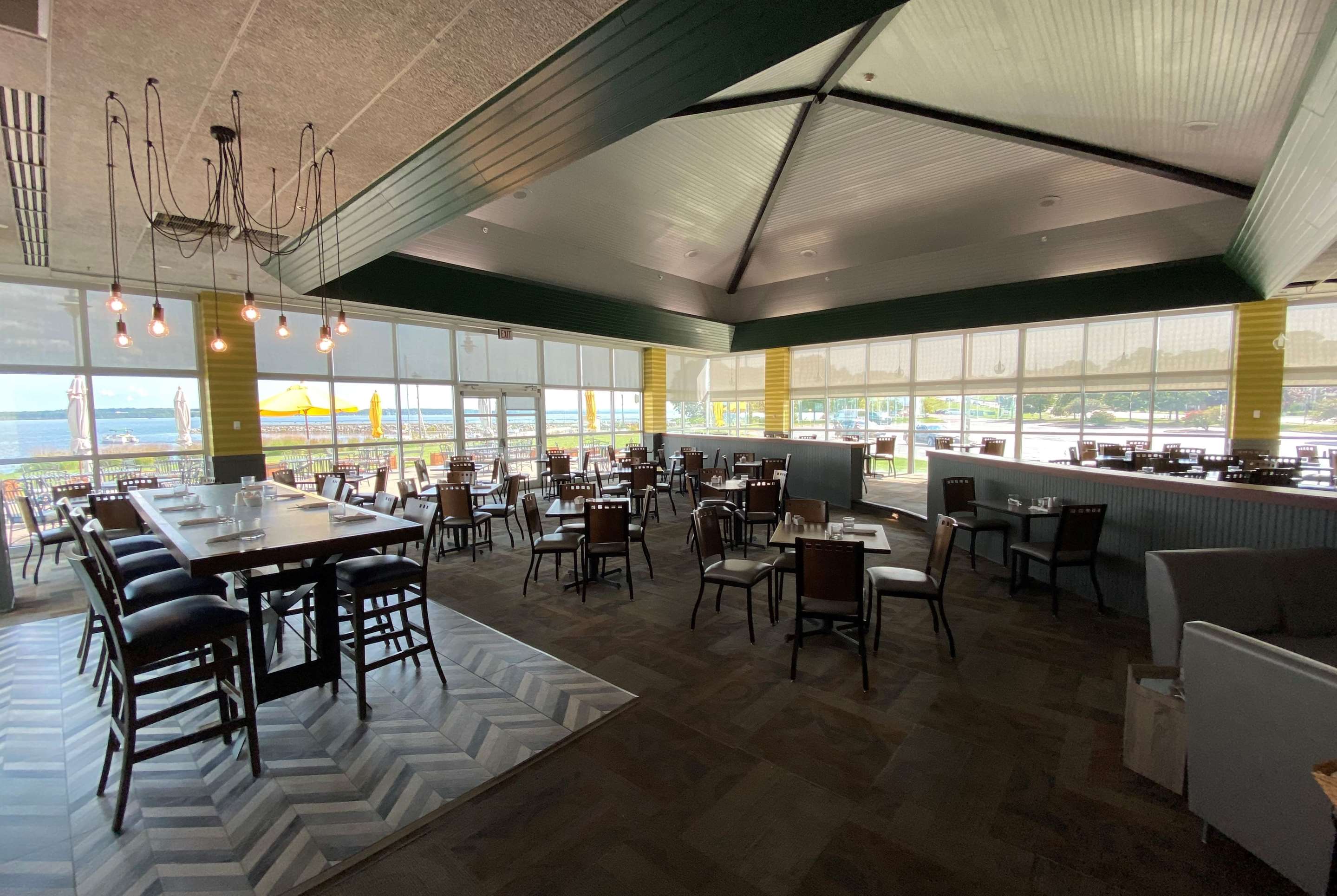 Restaurant | Ramada Plaza by Wyndham Geneva Lakefront Resort