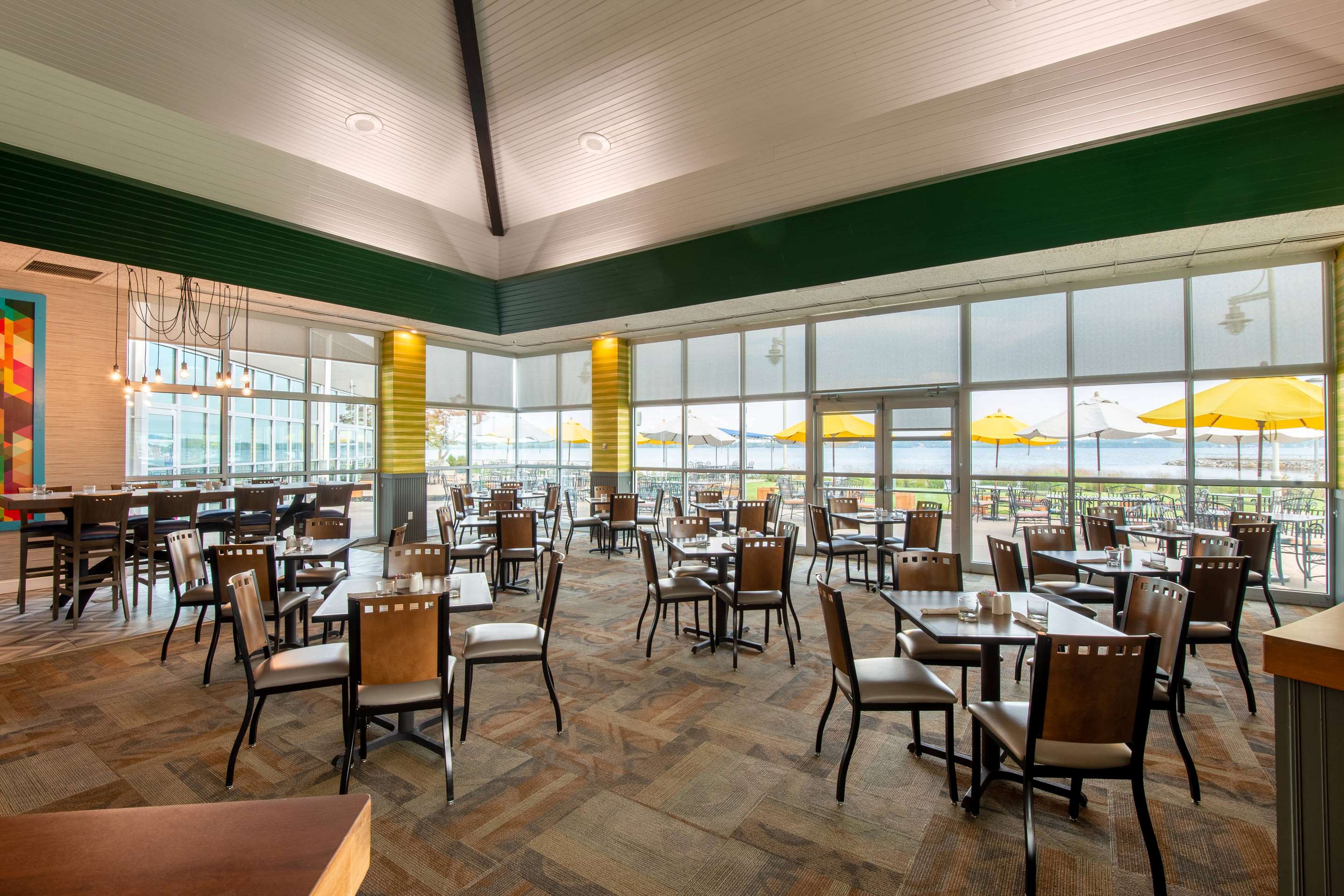 Restaurant | Ramada Plaza by Wyndham Geneva Lakefront Resort