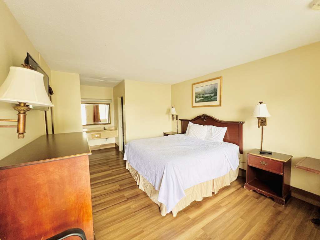 Knights Inn Point South Yemassee-guestroom-Guest Room,On-Site.jpg