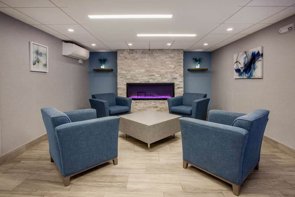 WINGATE BY WYNDHAM DETROIT METRO AI-guestroom-Sitting area,On-Site.jpg