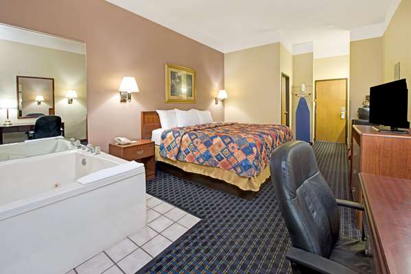 Suite - Days Inn Collinsville - I-55 & I-70, Exit 11