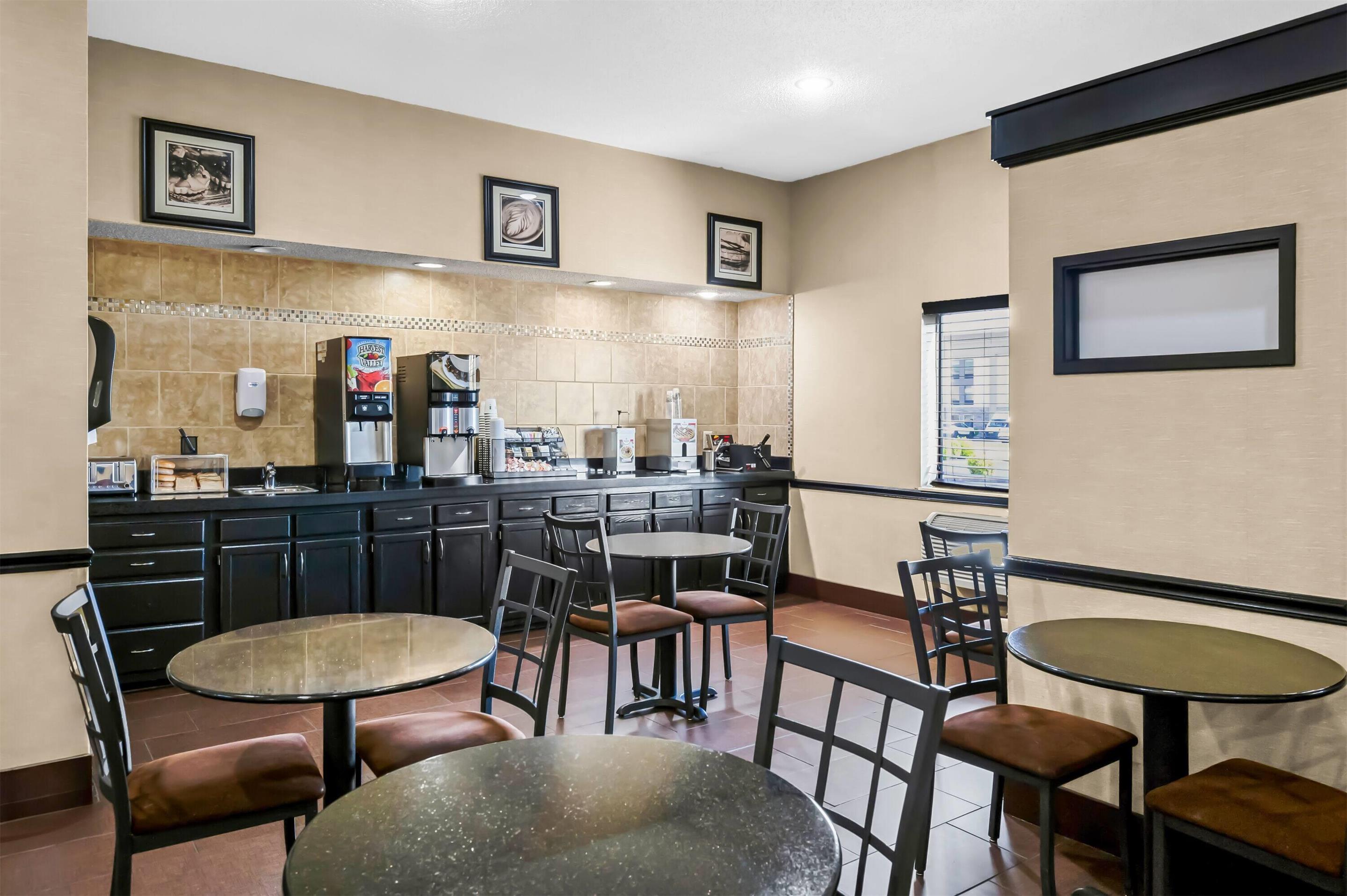 Breakfast Area | Days Inn by Wyndham Collinsville