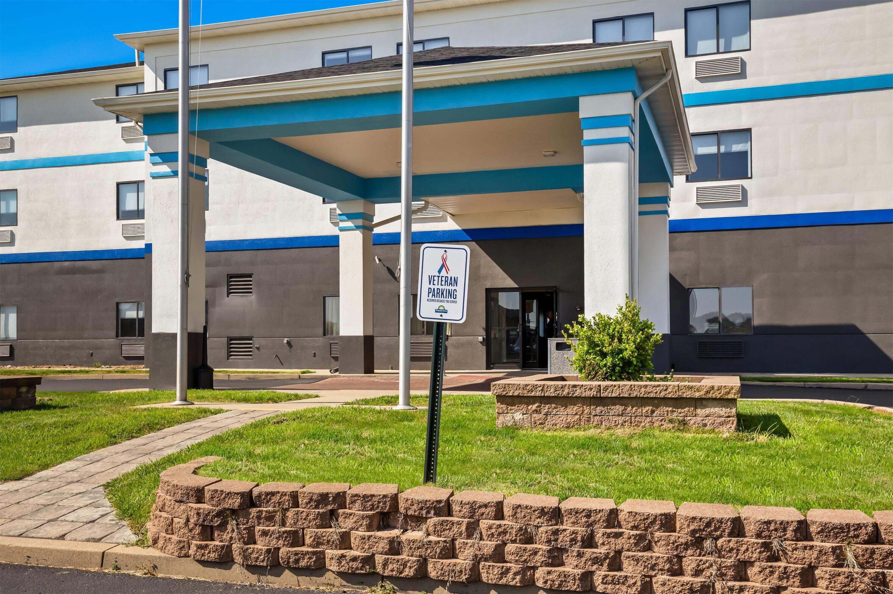Exterior | Days Inn by Wyndham Collinsville