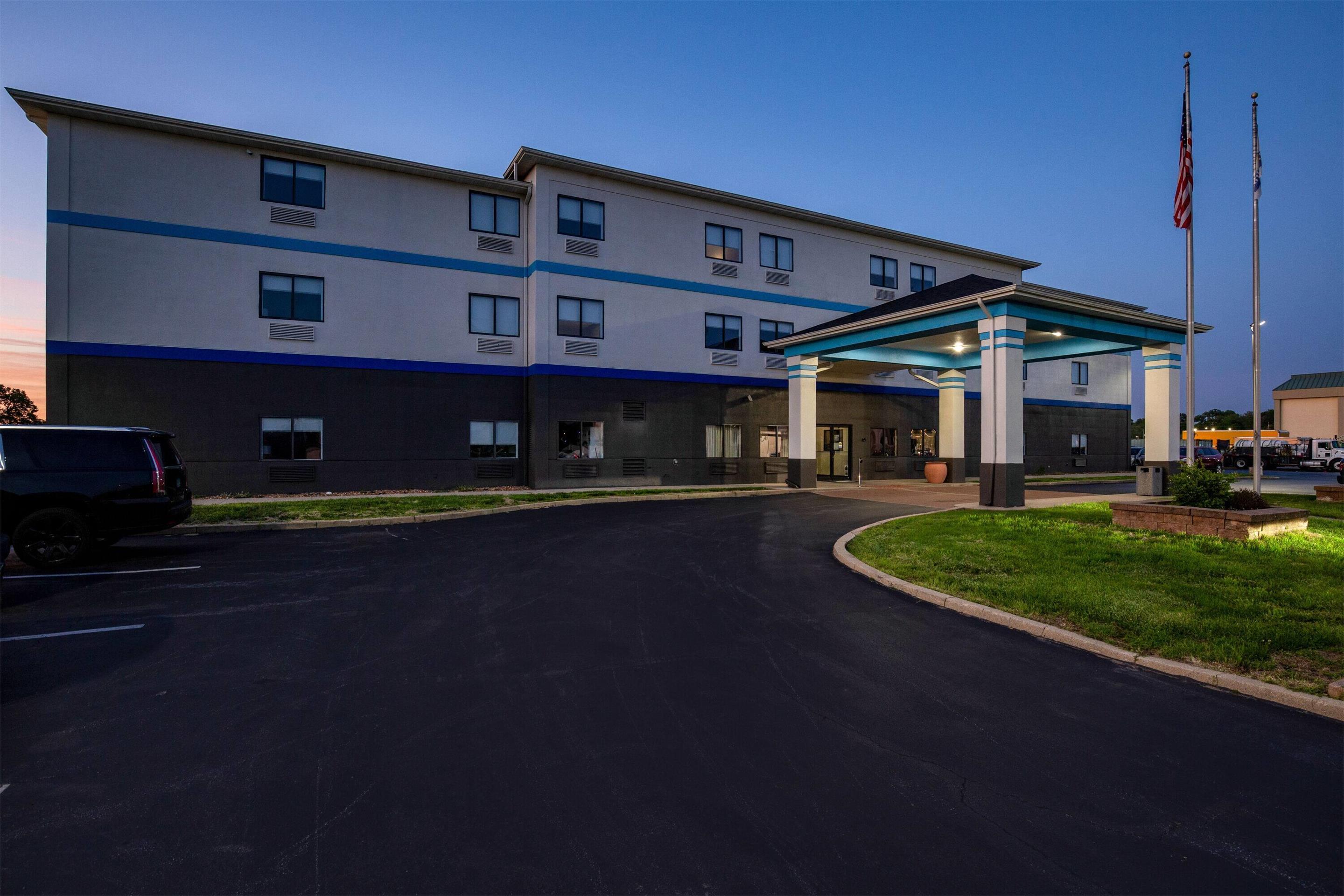 Exterior | Days Inn by Wyndham Collinsville