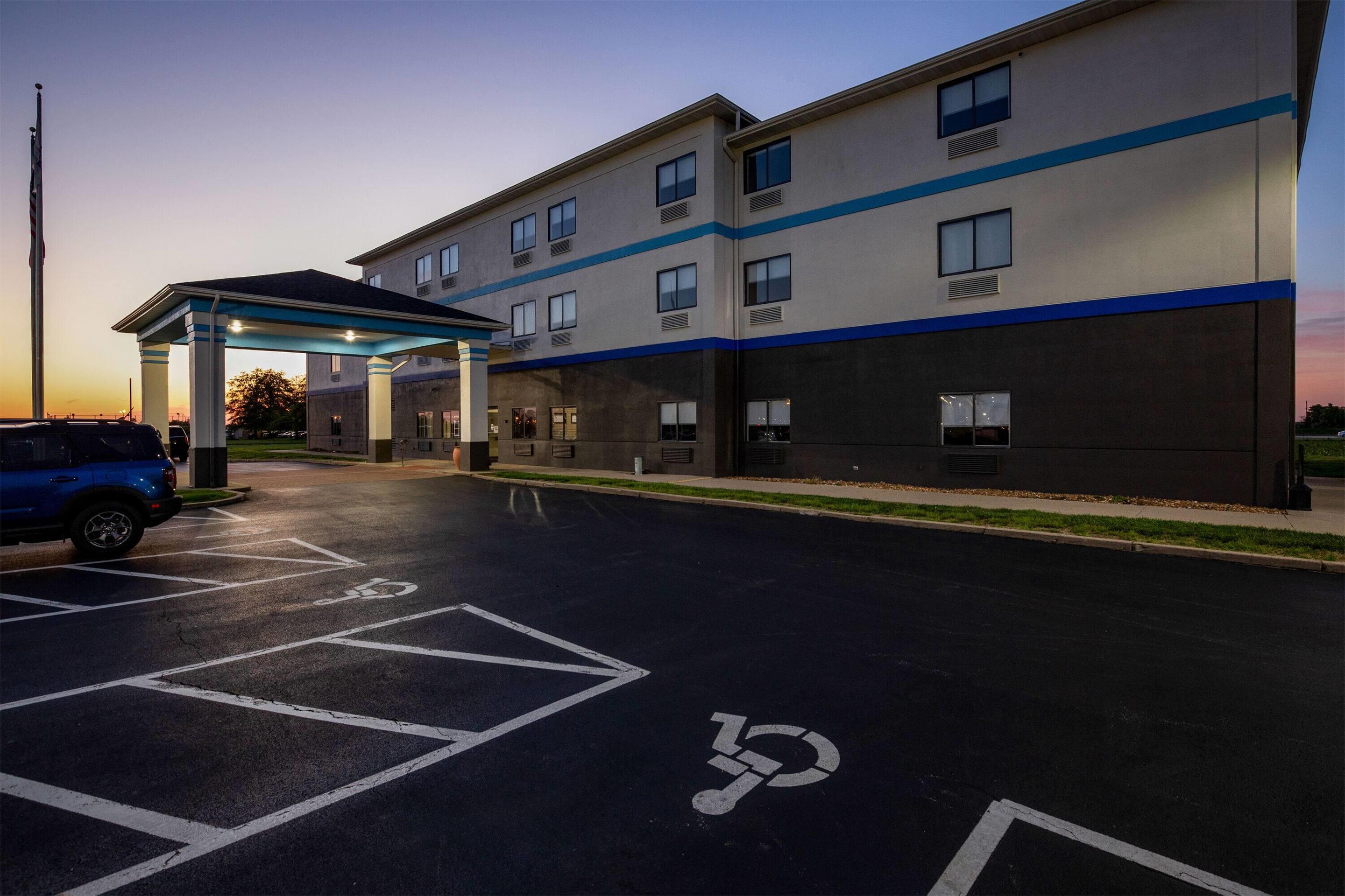 Exterior | Days Inn by Wyndham Collinsville