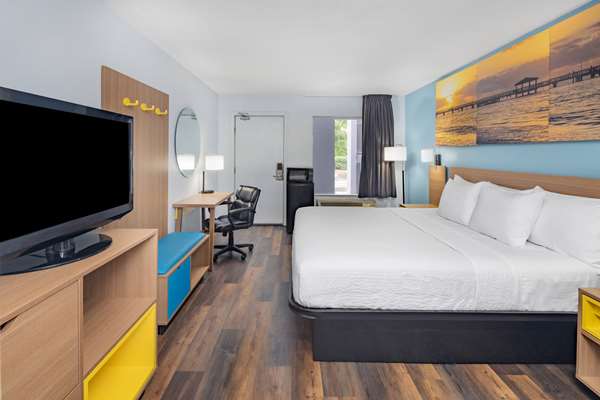  - Days Inn West Pensacola - I-10, Exit 7