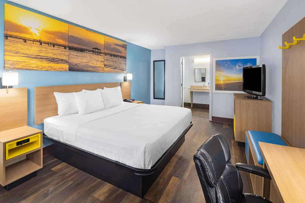 DAYS INN BY WYNDHAM PENSACOLA WEST-guestroom-Guest Room,On-Site.jpg