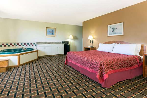 Suite - Days Inn Paxton - I-80, Exit 145
