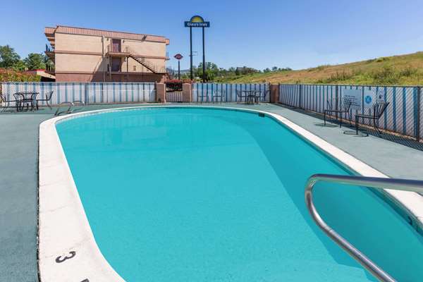 Pool - Days Inn Medford - I-5, Exit 27