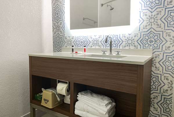  - Days Inn & Suites Norcross