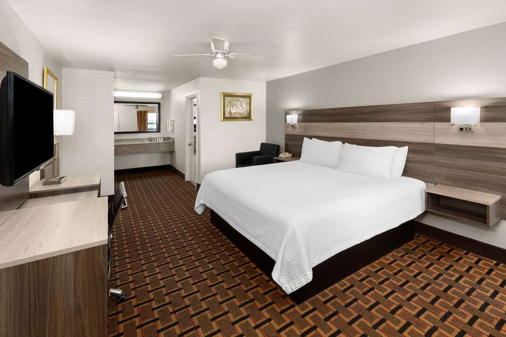 RAMADA LIMITED SAN ANGELO-guestroom-Guest Room,On-Site.jpg