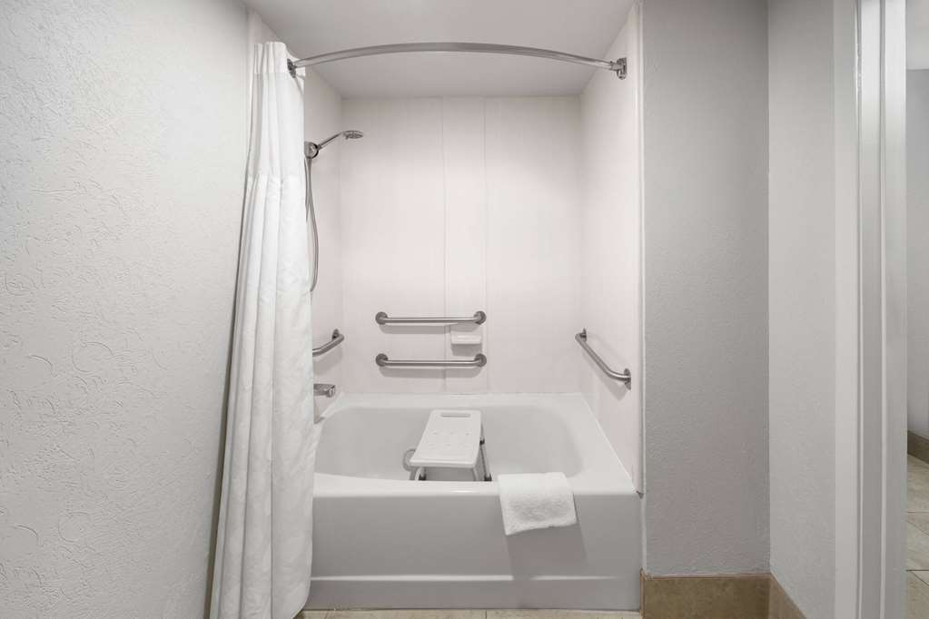 RAMADA LIMITED SAN ANGELO-guestroom-Guest Room,Bathroom,Accessibility,On-Site.jpg
