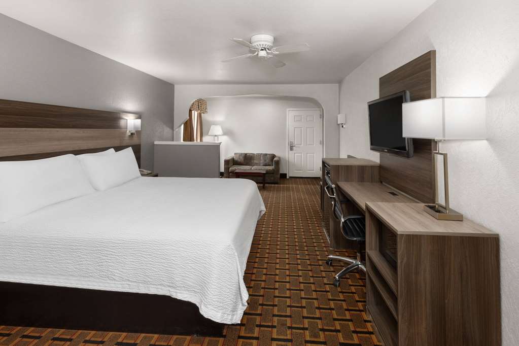 RAMADA LIMITED SAN ANGELO-guestroom-Guest Room,Suite,On-Site.jpg
