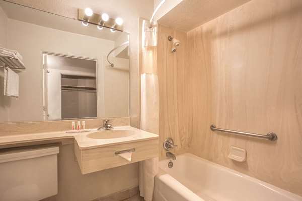  - Howard Johnson Inn Airport Phoenix