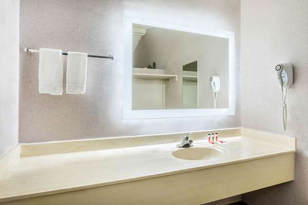  - Howard Johnson Inn Airport Phoenix