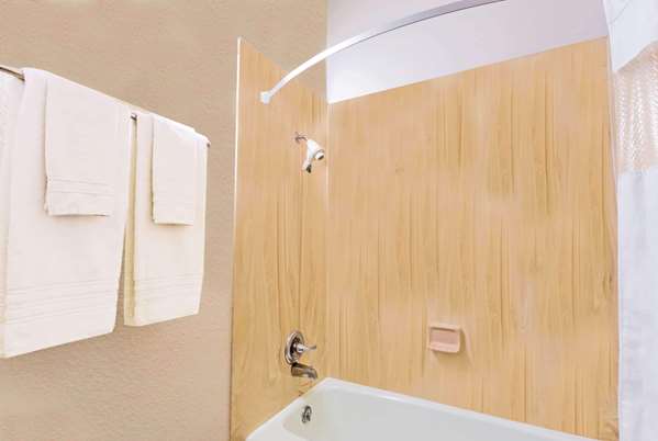  - Howard Johnson Inn Airport Phoenix