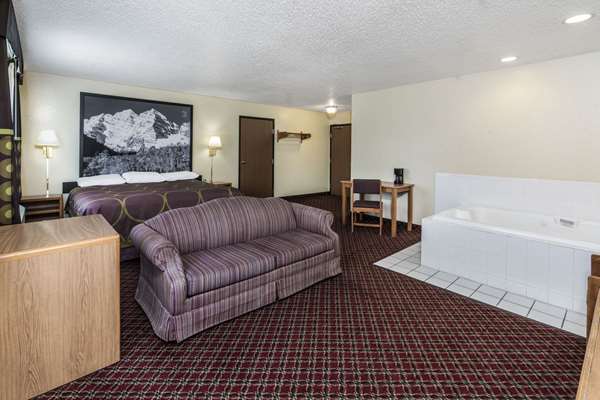 Suite - Super 8 Hotel Fountain - I-25, Exit 128