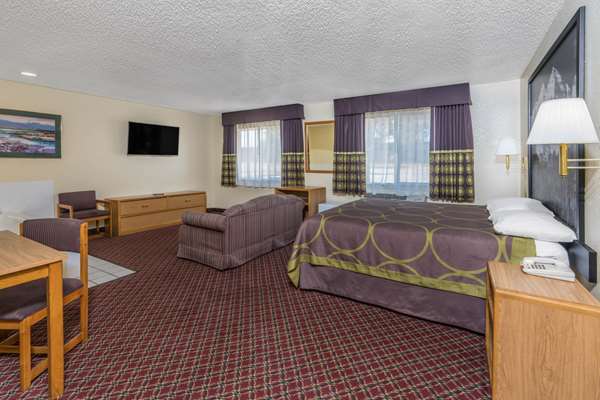 Suite - Super 8 Hotel Fountain - I-25, Exit 128