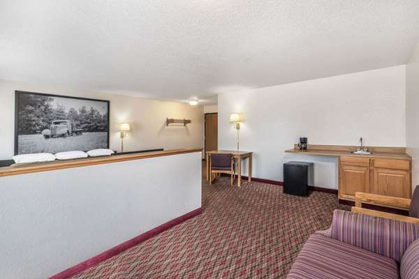 Suite - Super 8 Hotel Fountain - I-25, Exit 128