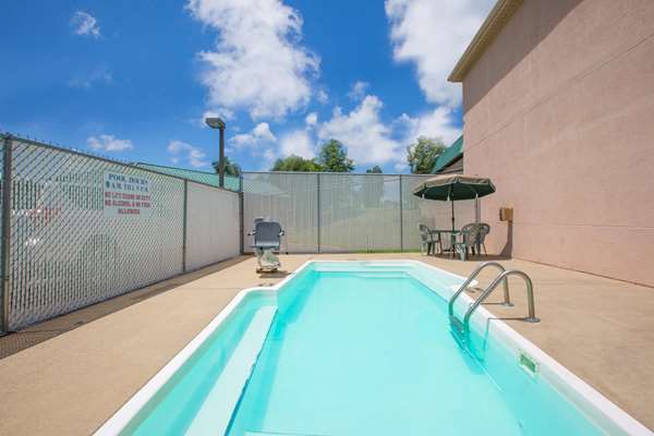 Pool - Howard Johnson Express Inn Beckley