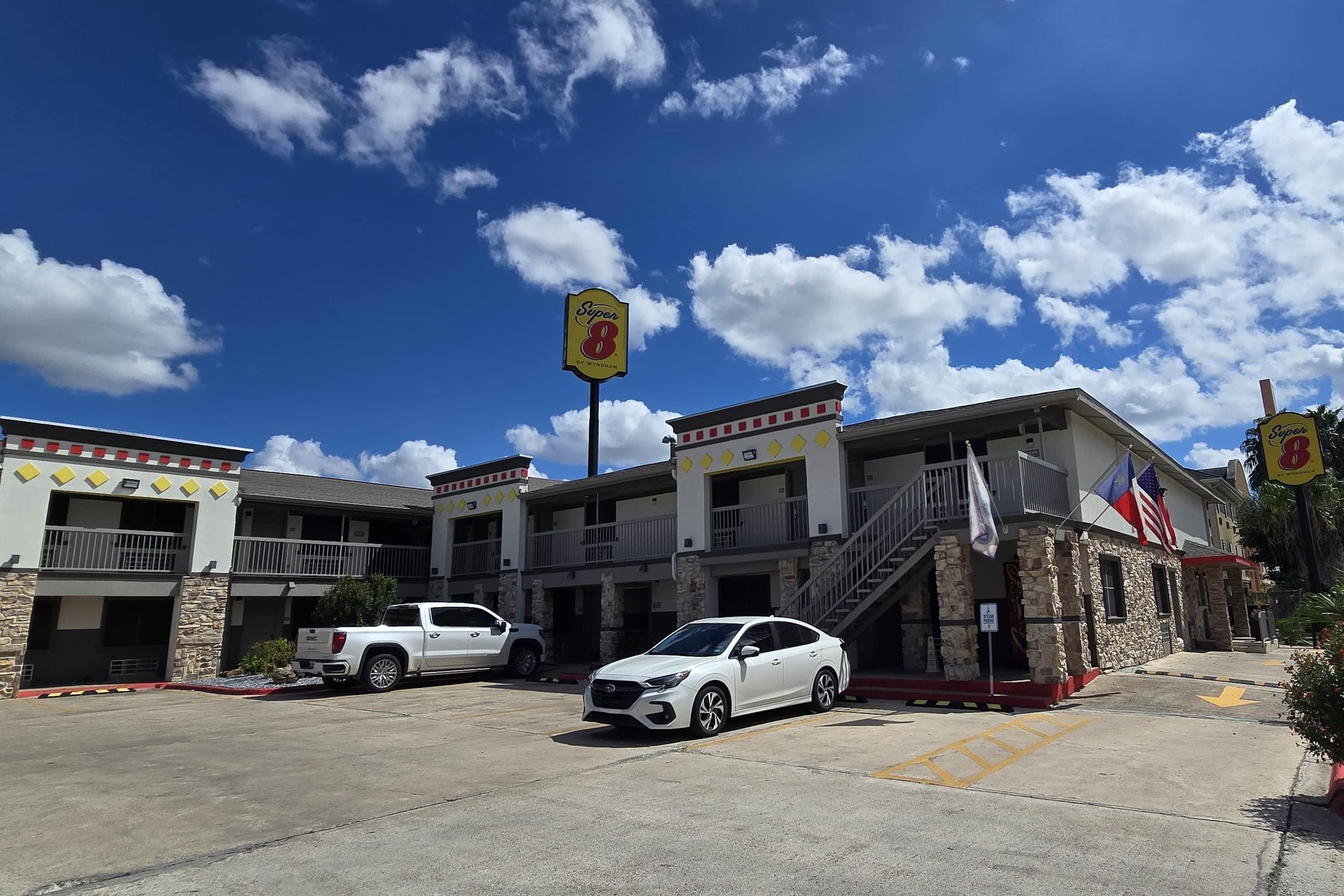 Exterior | Super 8 Wyndham McAllen Downtown- City Center-Plaza Mall-Airport