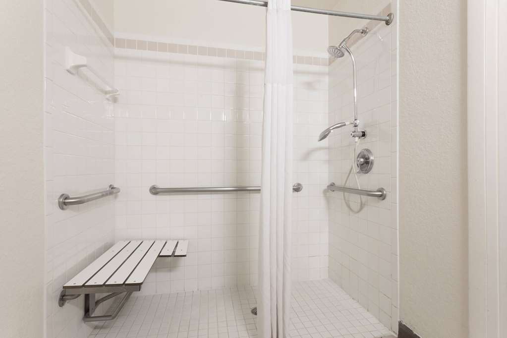 DAYS INN BY WYNDHAM SARASOTA I-75-guestroom-Guest Room,On-Site.jpg