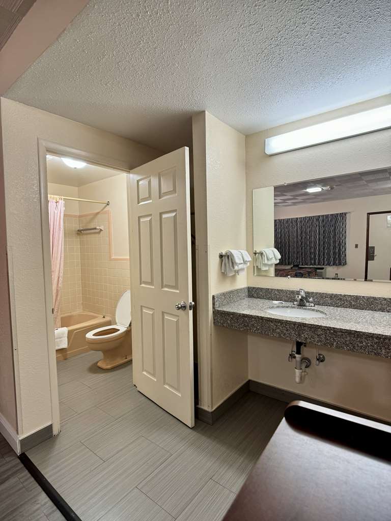 KNIGHTS INN GALAX-guestroom-Guest Room,Bathroom,On-Site.jpg