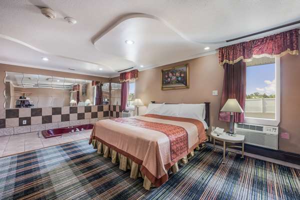 Suite - Knights Inn Trevose - I-276, Exit 351 & 352